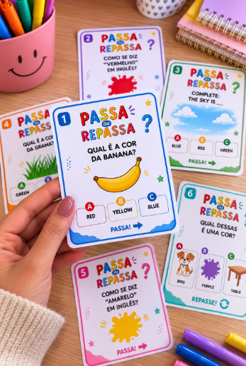 Cartas coloridas do kit Passa ou Repassa espalhadas na mesa
